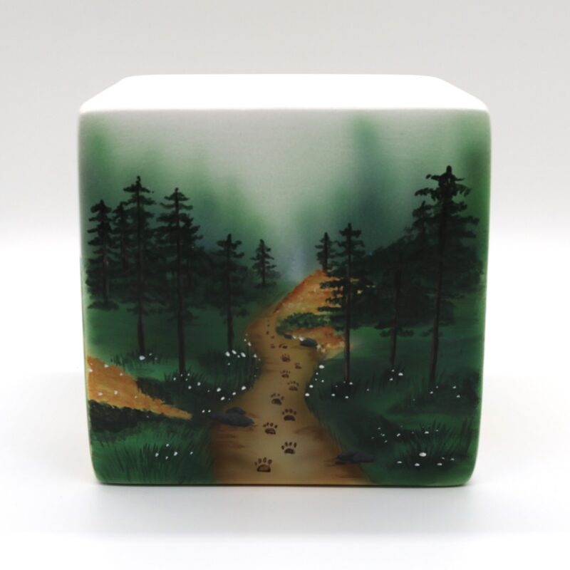 Tierurne Pfötchen im Wald