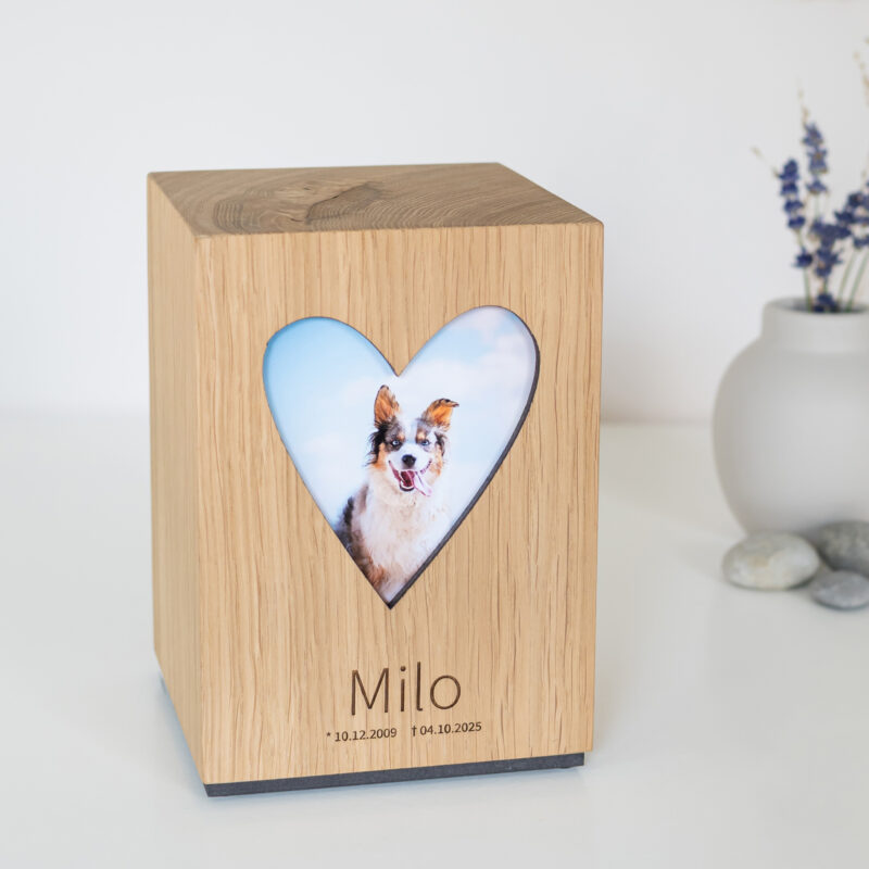 Tierurne mit Eiche und Bild im Herz